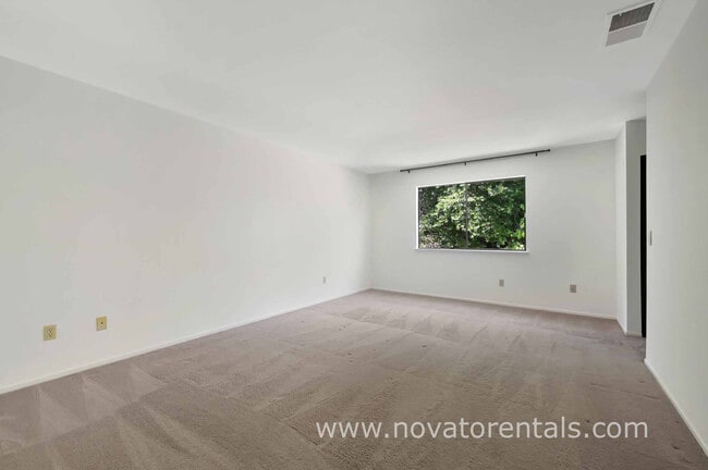 Building Photo - 32 Spinosa Way