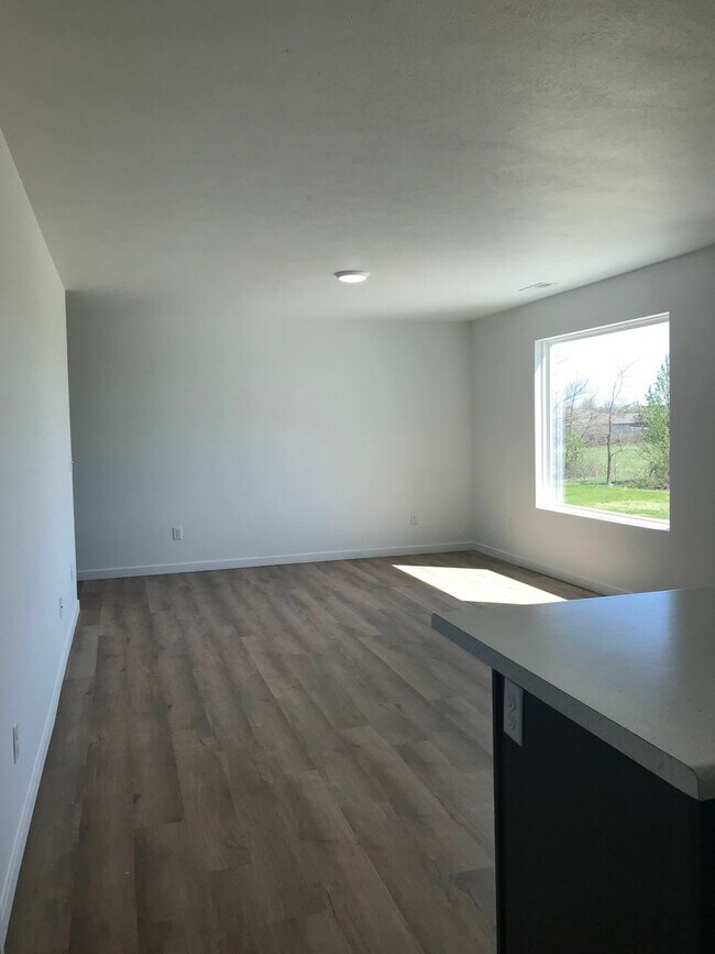 Building Photo - Executive Rental - 4 Bedroom 2.5 Baths
