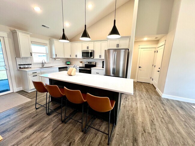 Building Photo - Modern Single-Family Home in Scenic Meadows Neighborhood