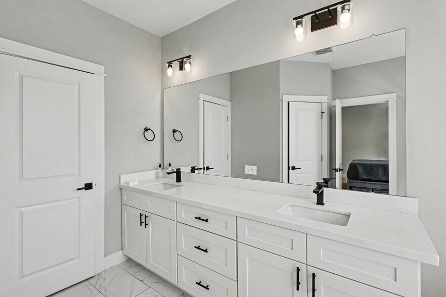 Building Photo - 825 Woodcrest Dr