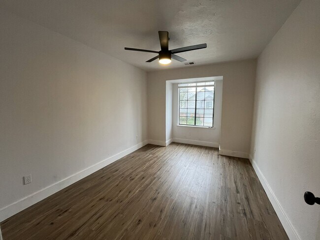 Building Photo - 3 bedroom, 3 bathroom home in the heart of Elk Grove