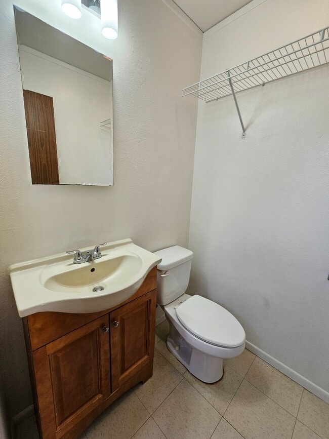 Building Photo - 3 bedroom, 1.5 bathroom and 2 parking condo.