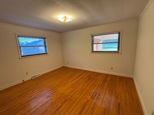 Building Photo - 208 Easy St