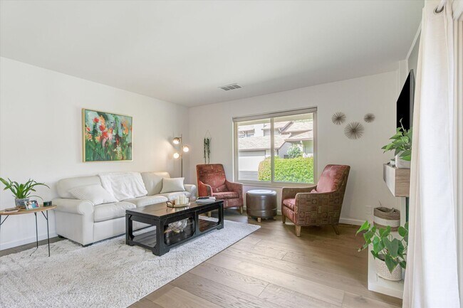 Building Photo - Freshly Renovated, End Unit Town-House Ava...