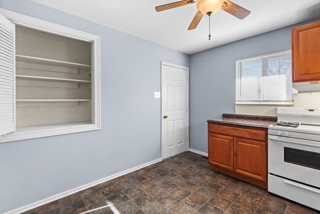 Building Photo - MOVE IN READY 2Bed 1Bath Duplex in St. Charles!