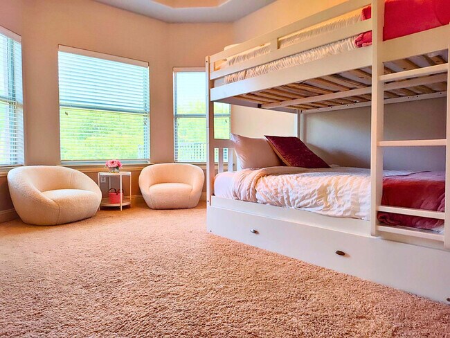 Building Photo - 200 Cove Dr