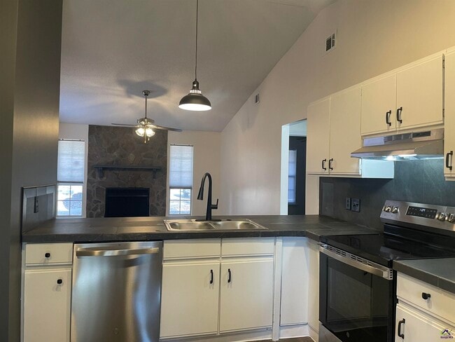 Building Photo - 260 Somerset Dr