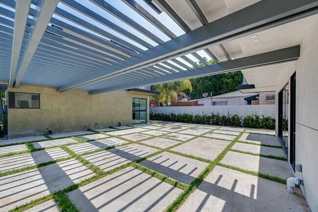 Building Photo - 370 N San Vicente Blvd