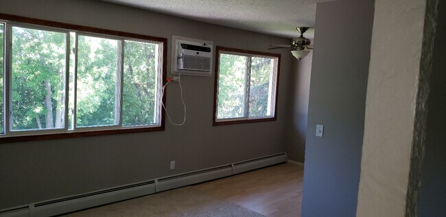 Building Photo - 2730 Rosalyn Ct