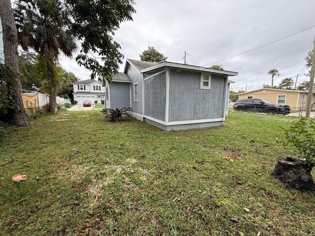 Building Photo - Charming Beachside Bungalow for Rent!