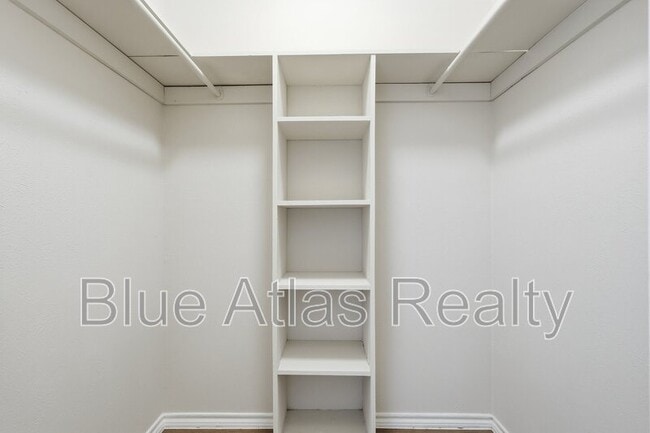 Building Photo - 702 Skyline Dr