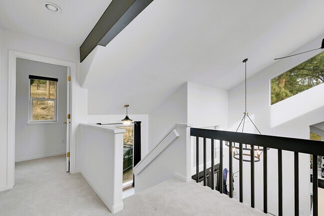 Building Photo - 28384 Kinnikinick Rd