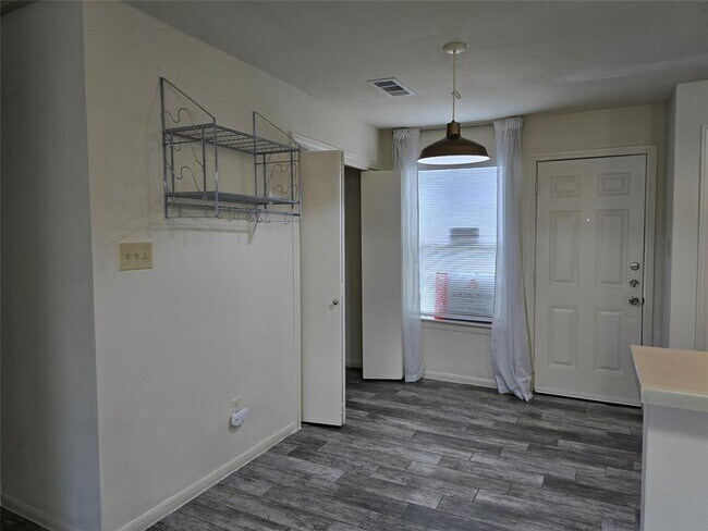 Building Photo - 502 Sturgis St