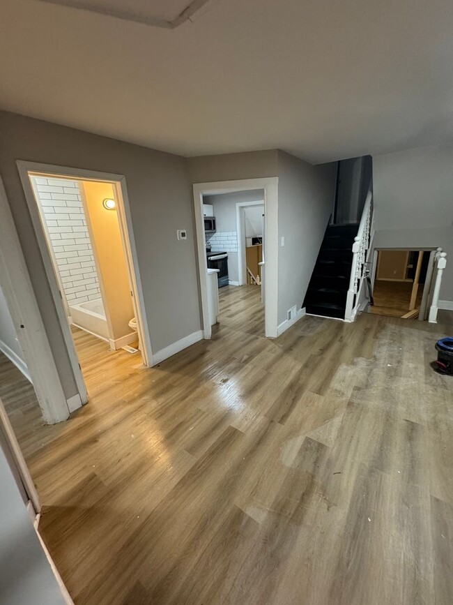 Building Photo - Spacious 6 bedroom - **1 MONTH FREE RENT**