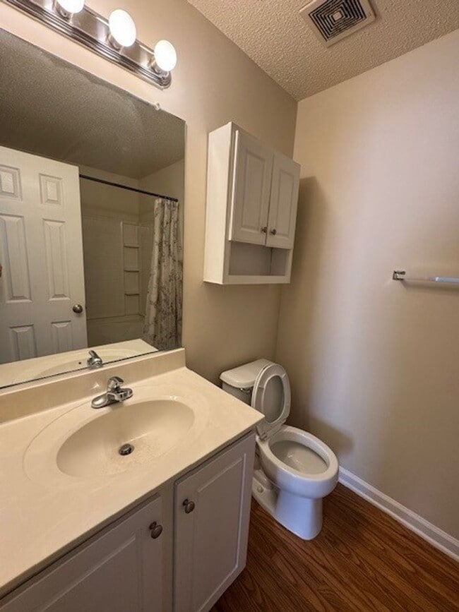 Building Photo - READY TO MOVE IN! 2 Beds 2 Baths!