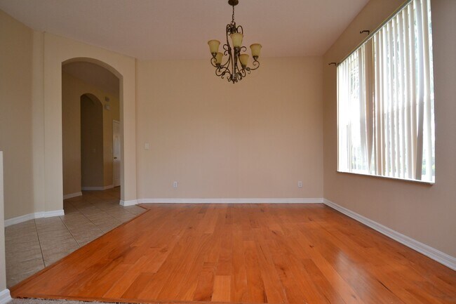 Building Photo - 4 BR Lakefront & Pool Home