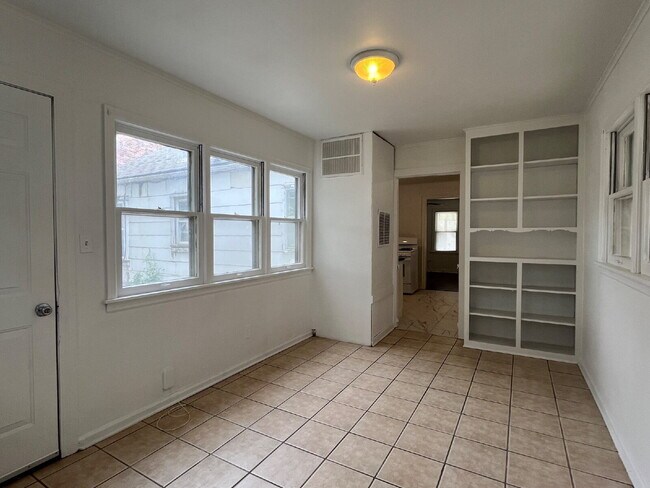 Building Photo - 3 Bedroom close to Campus!!