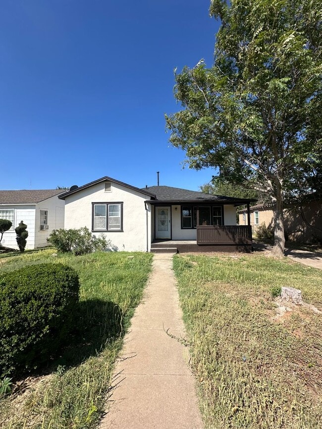 Building Photo - Spacious 3 Bed Home! Convenient Location! HUD Okay!