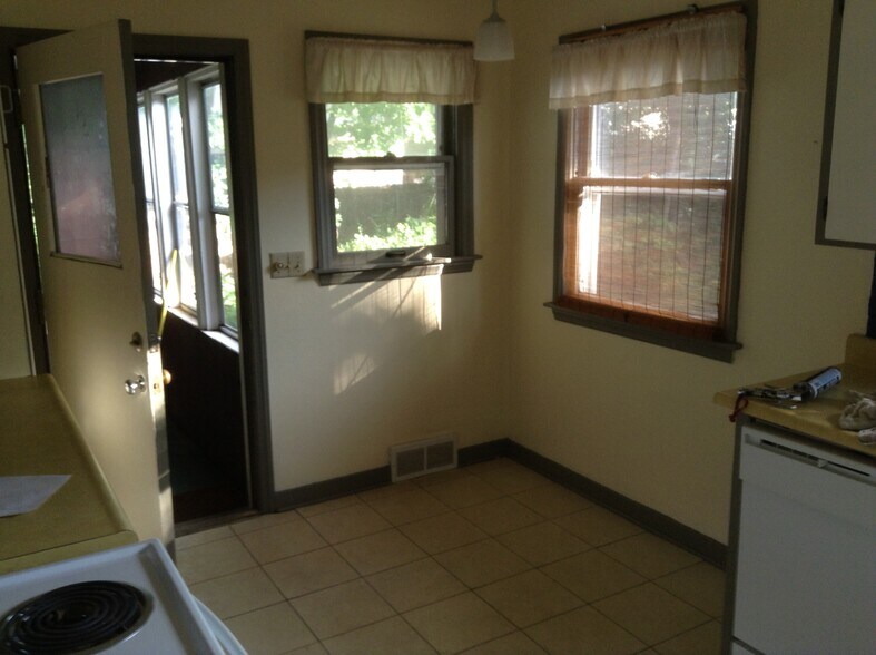 Building Photo - 1139 E GORHAM ST APT 2