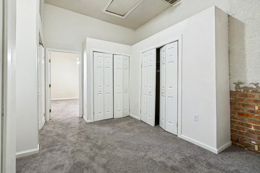 Right side of unit, closet room - 2920 Philip St