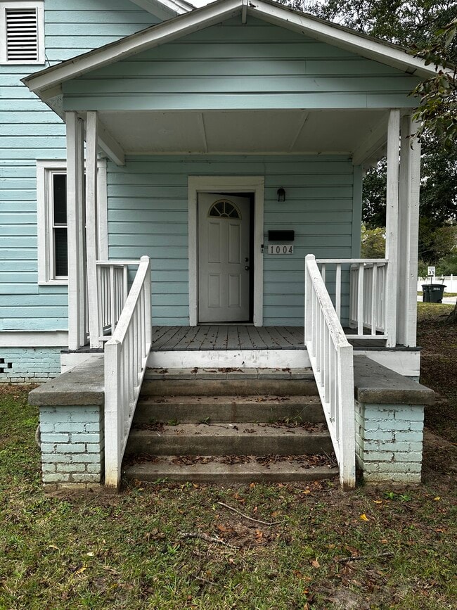 Building Photo - 1004 Boulevard St