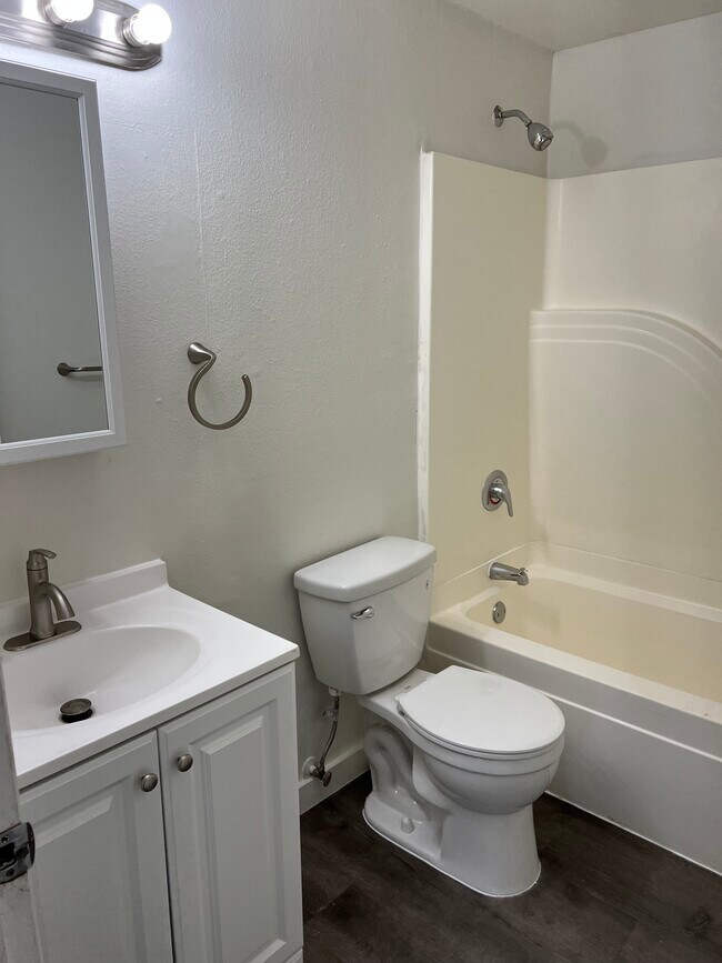 Building Photo - 6839-6849 N Fessenden St