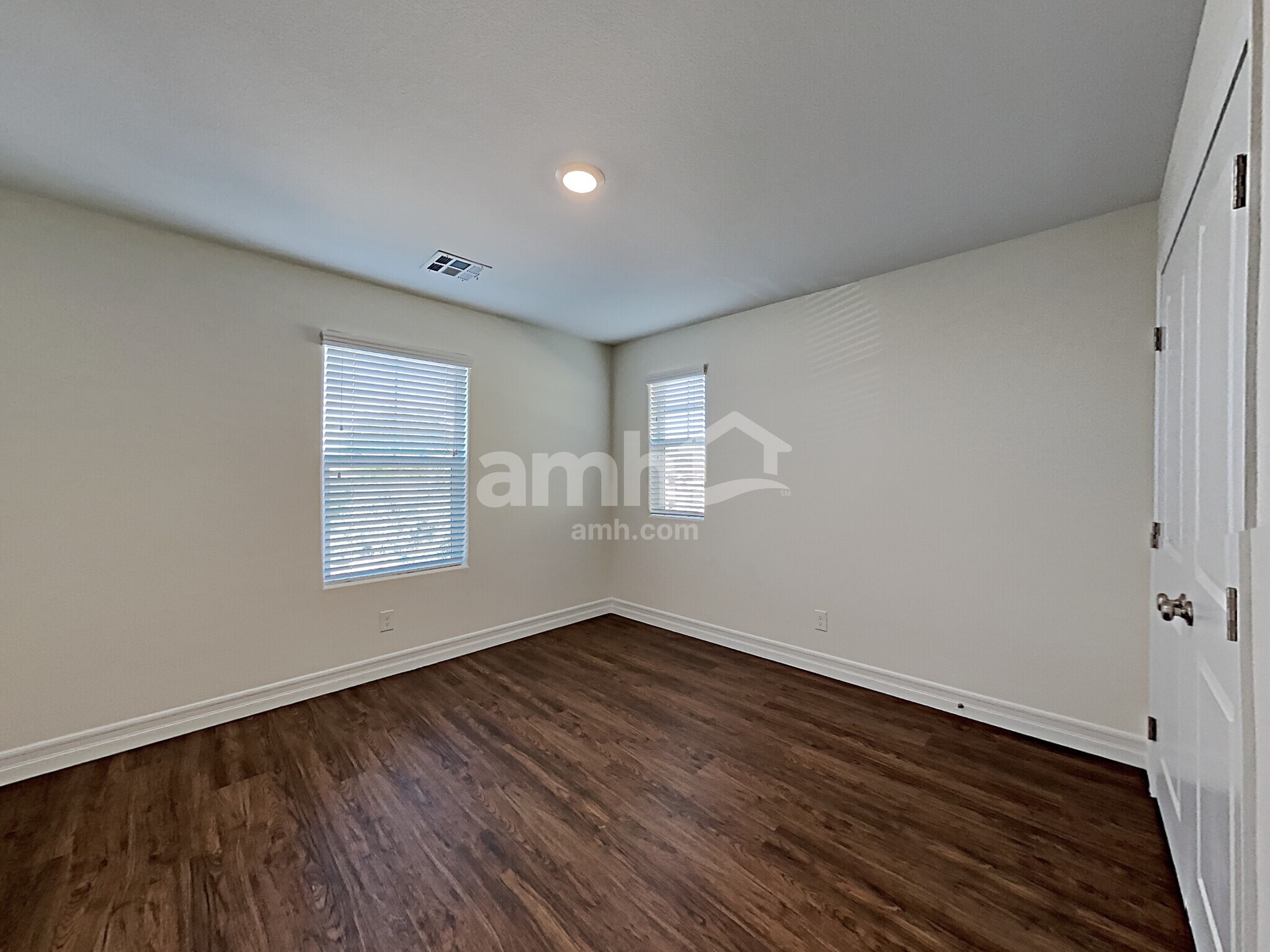 Building Photo - 9875 S Eastern Ave