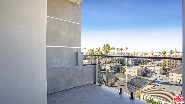 Building Photo - 846 S Mariposa Ave