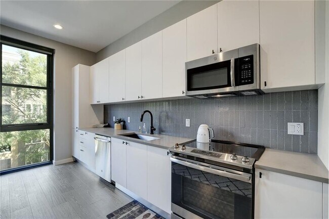 Building Photo - 800 Embassy Dr