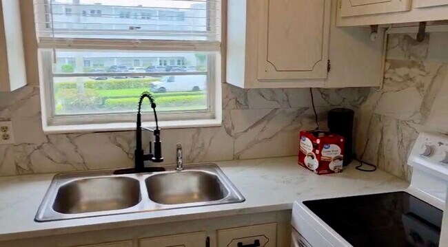 Building Photo - 226 Windsor J