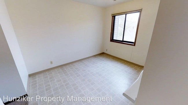 Building Photo - 211 S Sheldon Ave