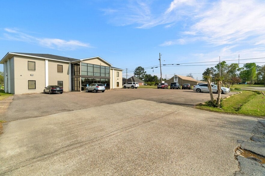 Building Photo - 2 W Lakeview Dr