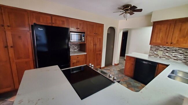 Building Photo - Large 4 bedroom Home for Rent