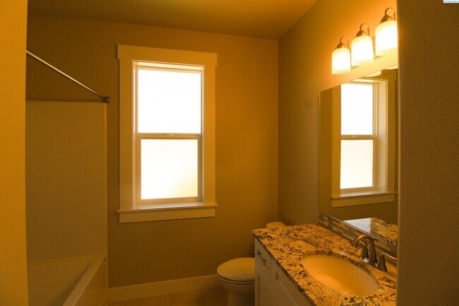 Building Photo - 4 Bed/2 Bath Home in Kennewick