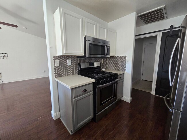 Building Photo - 3 BR 2 BA Available Now