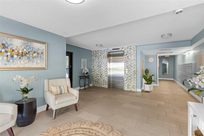 Building Photo - 2800 N Palm Aire Dr