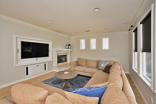 Building Photo - Simply Gorgeous 4+ BR Home with many Amenities!!!