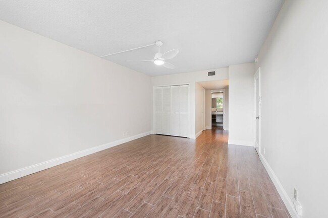 Building Photo - 2851 S Palm Aire Dr