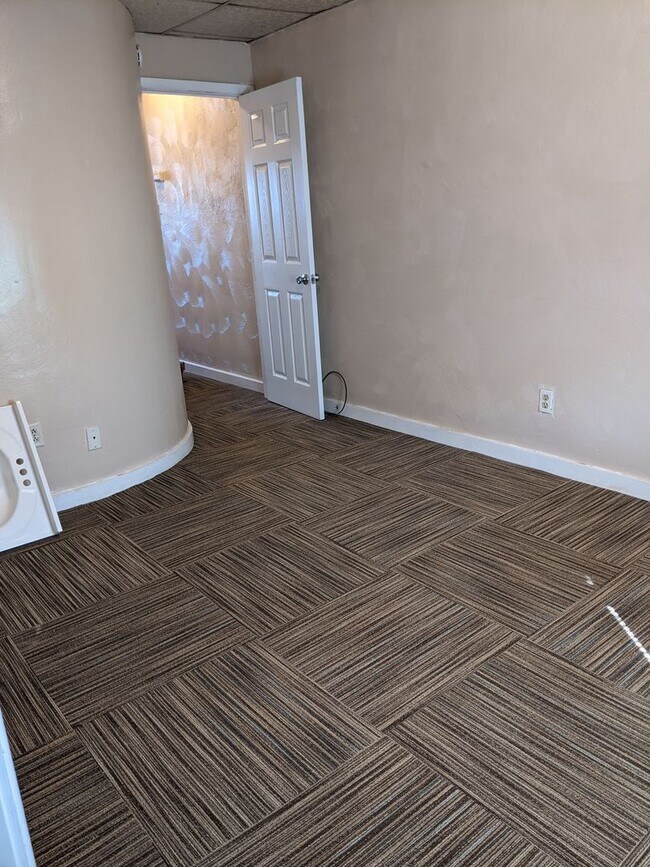 Primary Photo - Oakland 2 Bedroom 1 bath house convenient ...