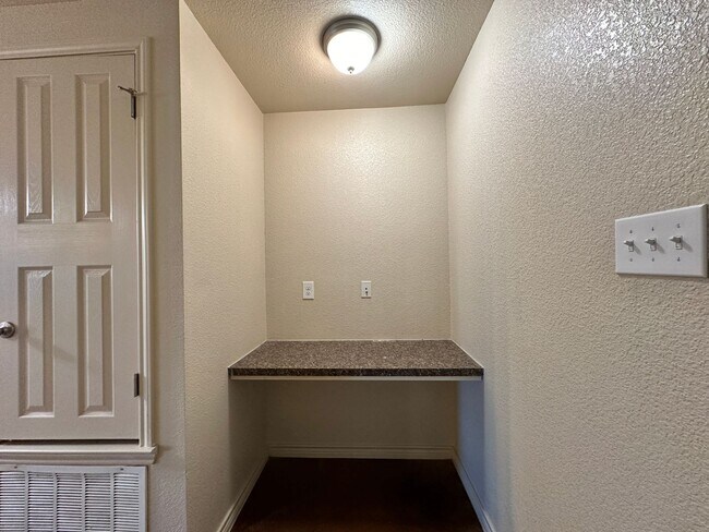 Building Photo - 1605 Powder River Dr