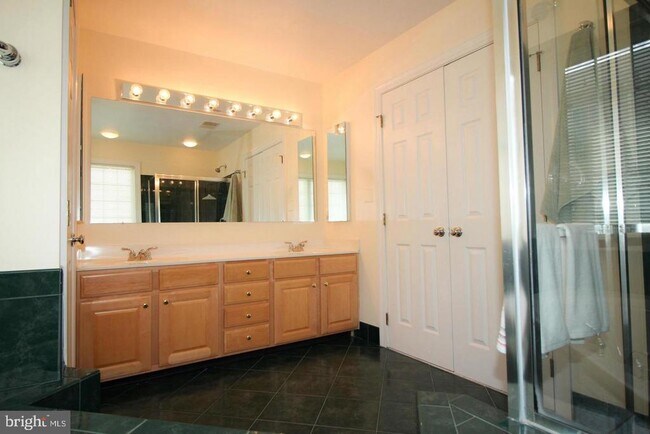 Building Photo - 4553 Fair Valley Dr
