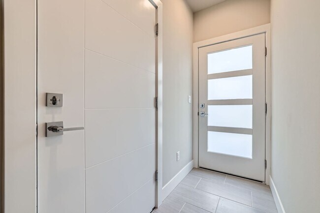 Building Photo - New Construction!  Spacious Modern Townhome in Edmonds.