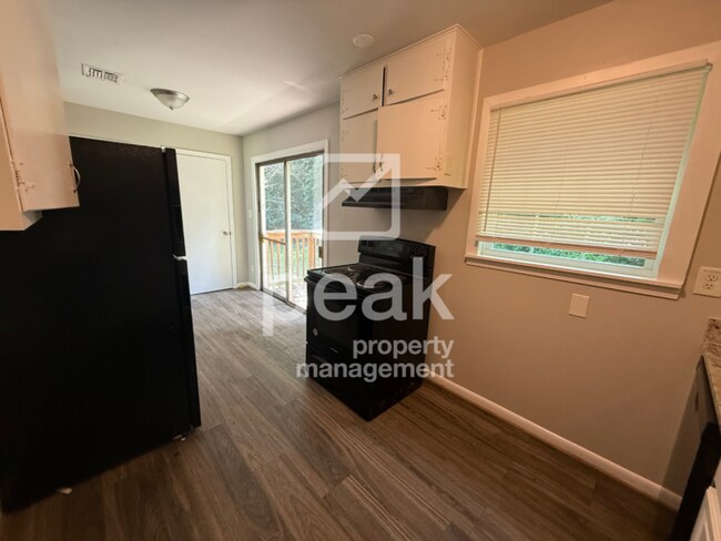 Building Photo - $1,275! 3Bed/ 1.5 Bath House! Located just...