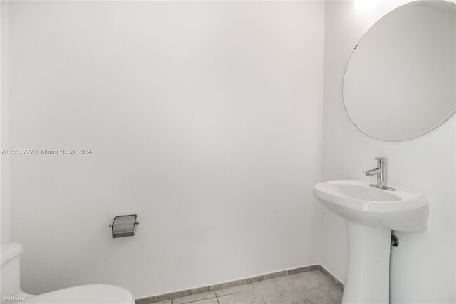 Building Photo - 1 br, 1.5 bath Condo - 60 SW 13th St Apt 2208