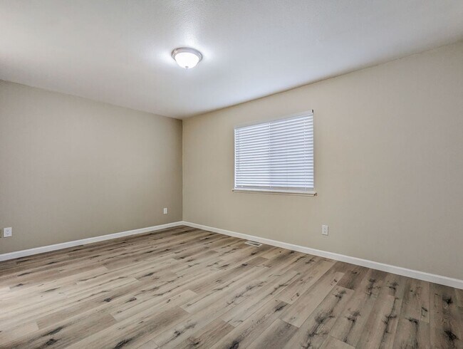 Building Photo - Move in Ready 3bd/2.5bth Townhome in great central location!