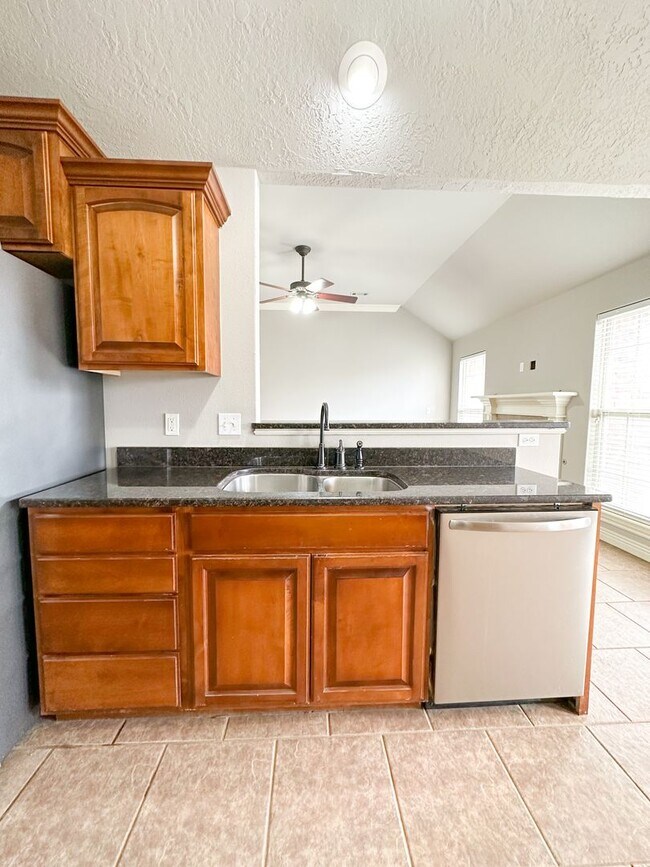 Building Photo - 3 Bed, 2 Bath Home in Fayetteville!