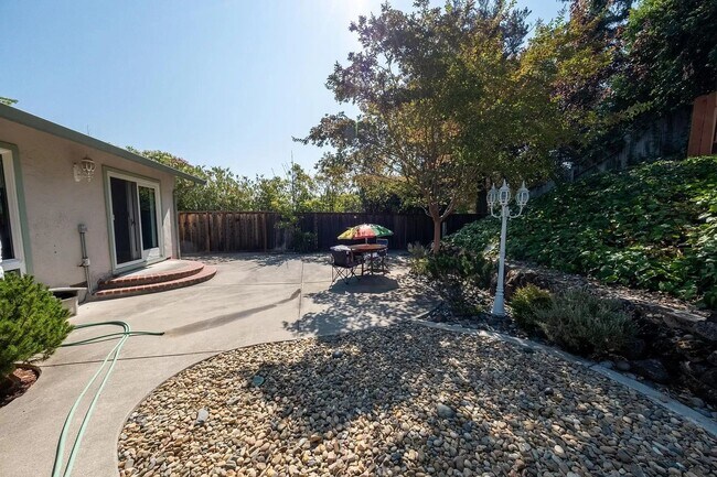 Building Photo - Lafayette Quail Creek Single Story 4BD/2.5BA