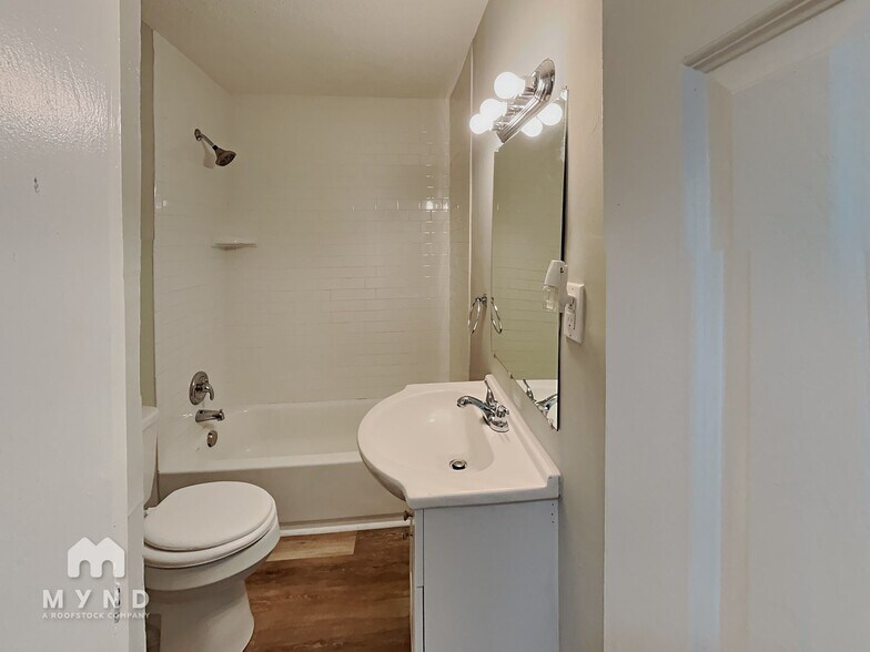 Building Photo - 713 Woodward Rd