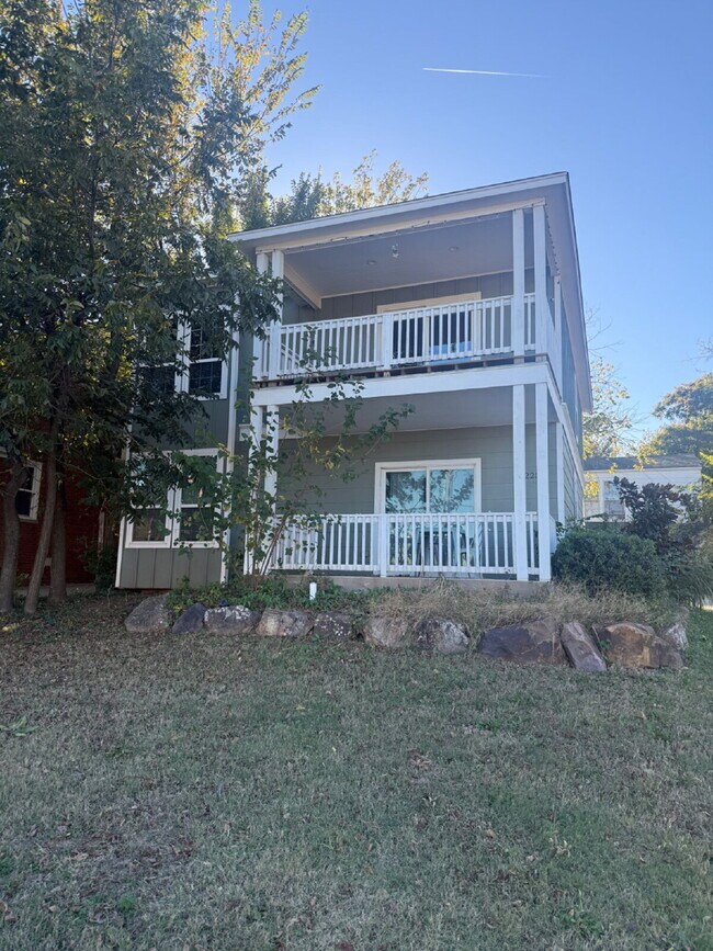 Building Photo - 1 Bed, 1 Bath Townhome Near Asian District