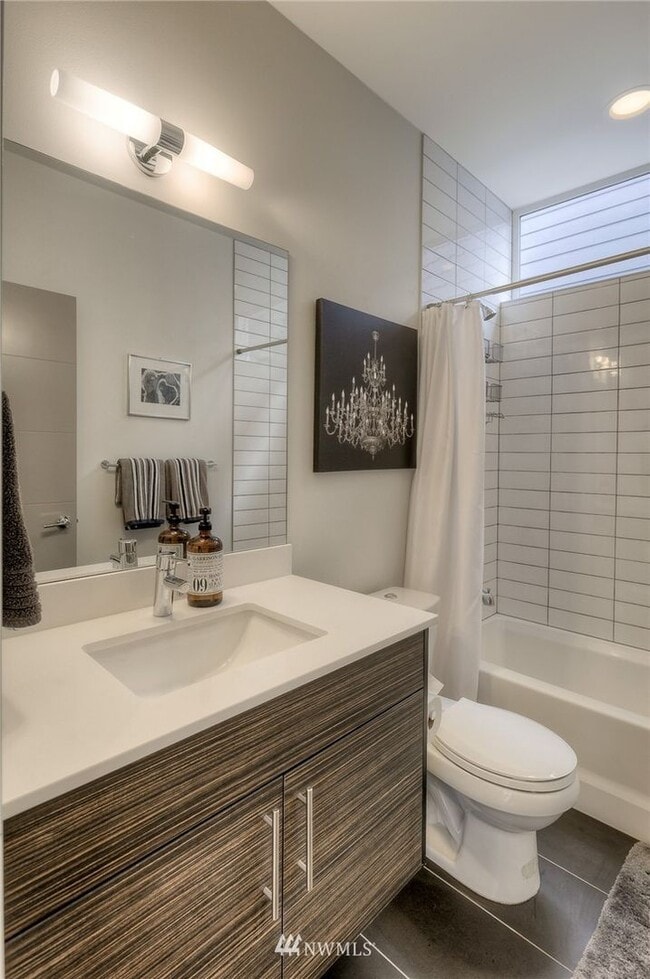 Building Photo - LIKE NEW LUXURY GENESEE PARK TOWNHOME AVAI...